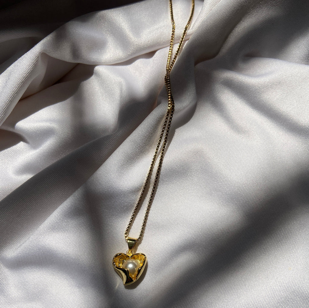 Nuvara gold-plated heart pendant necklace with pearl – minimal waterproof jewelry