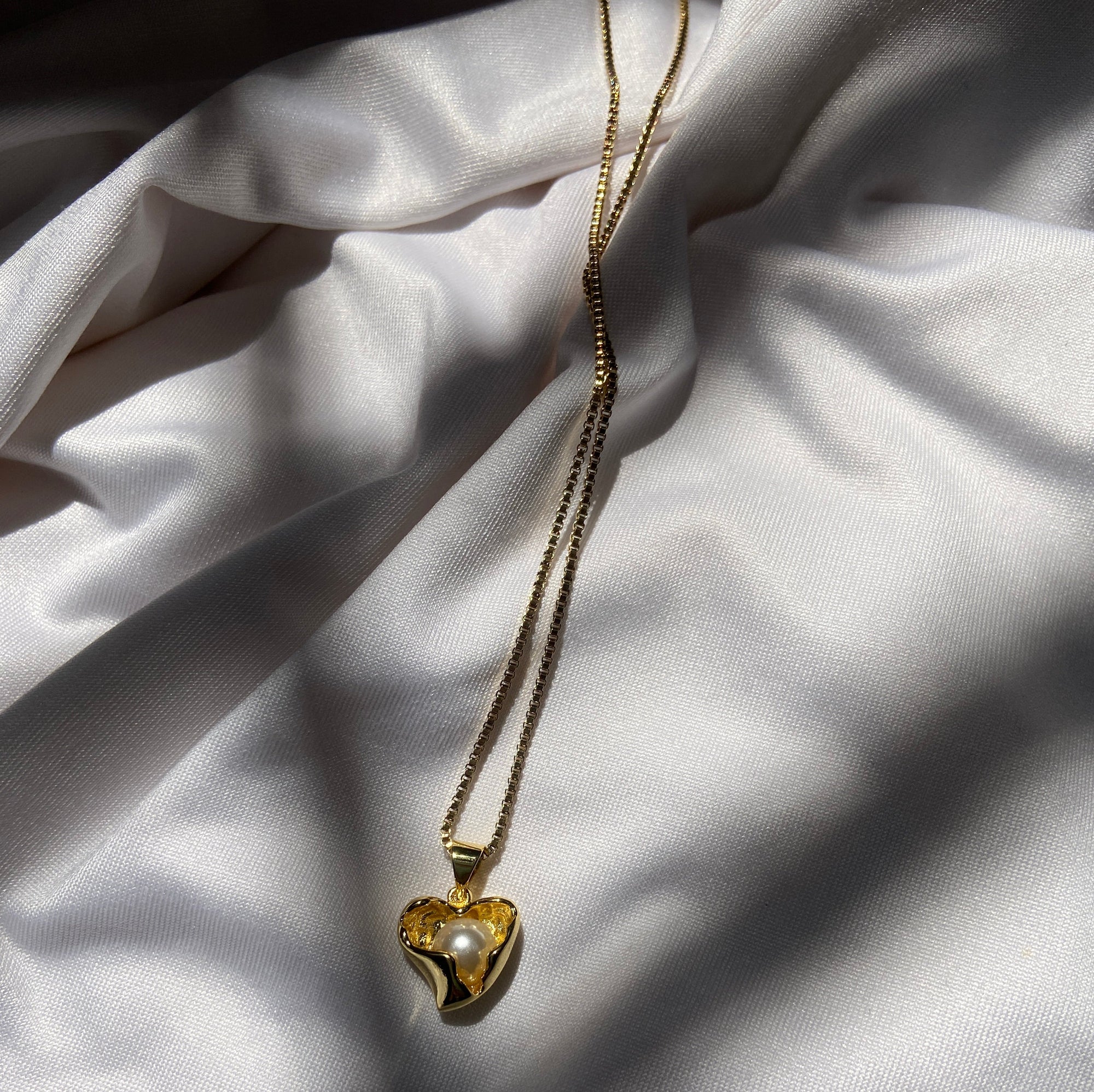 Nuvara gold-plated heart pendant necklace with pearl – minimal waterproof jewelry