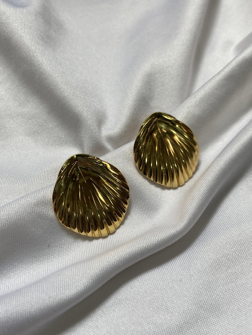 Gold statement shell-shaped earrings anti tarnish