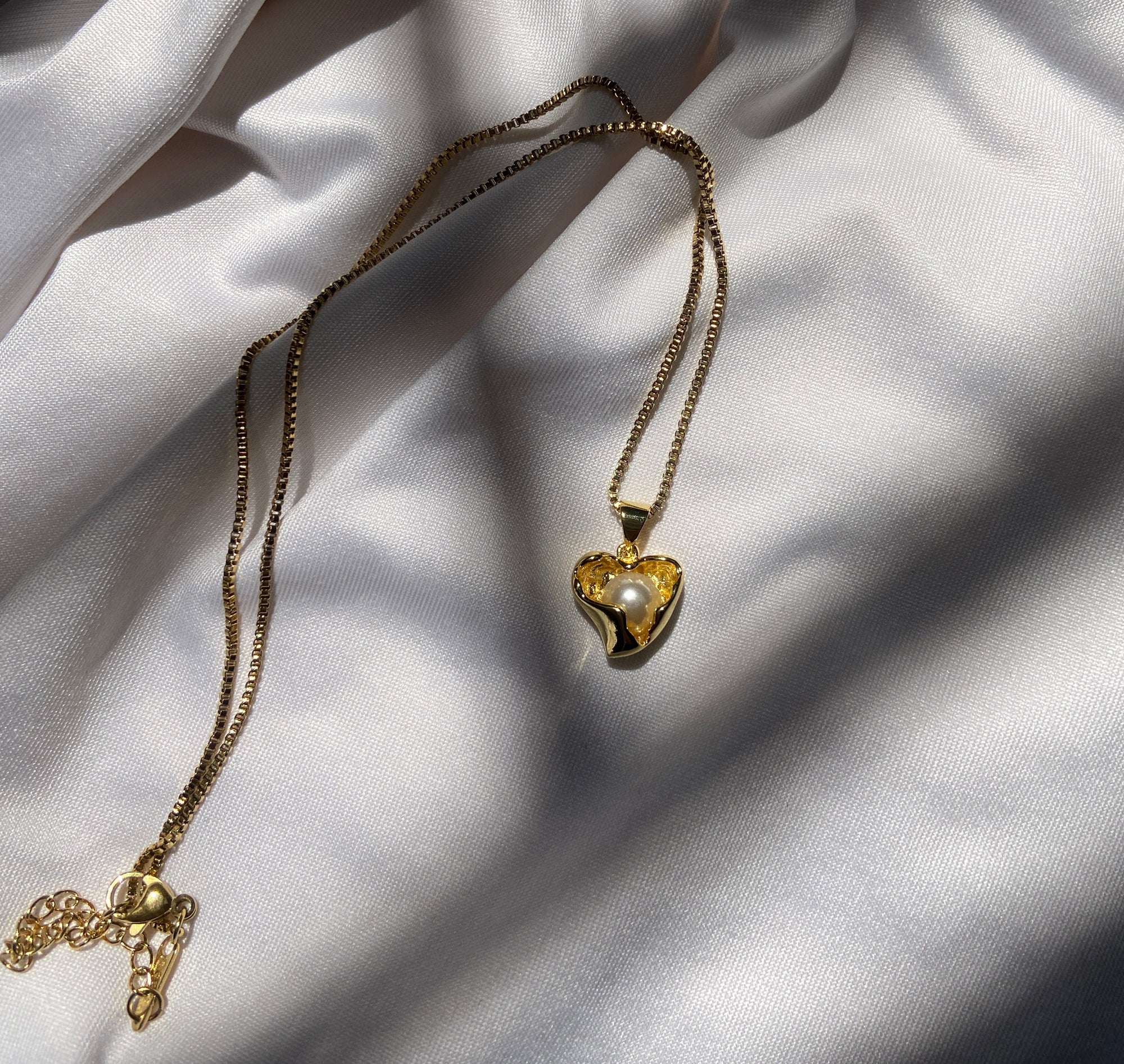 Nuvara gold-plated heart pendant necklace with pearl – minimal waterproof jewelry