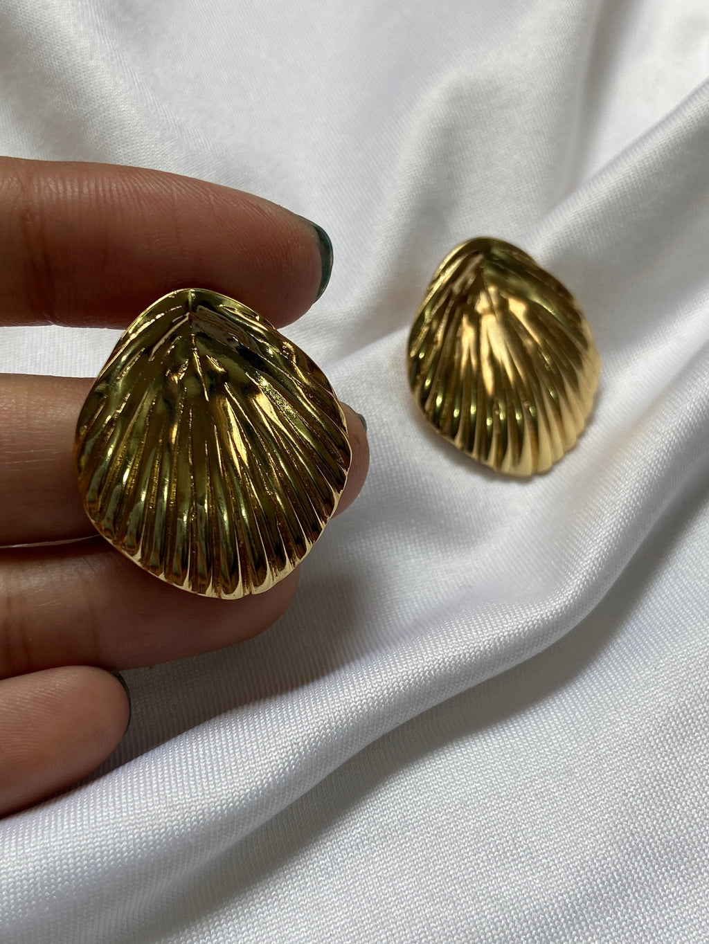 Gold statement shell-shaped earrings anti tarnish